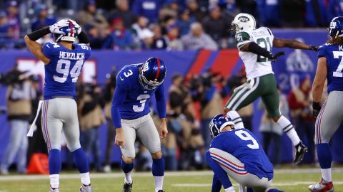 Josh Brown, pateador de los Giants, lamenta su fallido intento de gol de campo para que los Jets ganaran en tiempo extra en el MetLife Stadium.