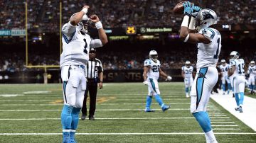 Cam Newton (izq.) celebra con su receptor Devin Funchess uno de sus cinco pases de touchdown en el Superdome de Nueva Orleáns.