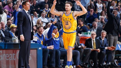 Klay Thompson, estrella de los Warriors de Golden State, a un lado del entrenador interino Luke Walton.