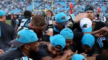 Los Panthers de Cam Newton y su pose de moda después de cada triunfo. Llevan 13 seguidos y el domingo juegan en Nueva York.