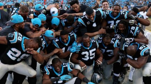 Los Panthers de Cam Newton y su pose de moda después de cada triunfo. Llevan 13 seguidos y el domingo juegan en Nueva York.