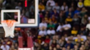 LeBron James #23 de los Cleveland Cavaliers se lanza por un balón suelto contra Robert Covington #33 de los 76ers .