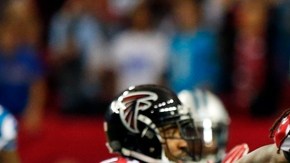 Greg Olsen, ala cerrada de Carolina, retrata el partido del domingo en Atlanta, donde la defensa de los Falcons dominó a los antes invictos Panthers.