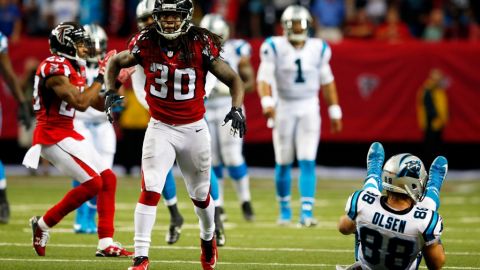 Greg Olsen, ala cerrada de Carolina, retrata el partido del domingo en Atlanta, donde la defensa de los Falcons dominó a los antes invictos Panthers.