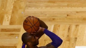 Kobe Bryant tuvo su último partido en la duela sagrada de los Celtics, equipo que le obsequió un pedazo de la misma como tributo a su carrera.