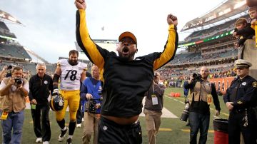 Mike Tomlin, entrenador en jefe de los Steelers, celebra el triunfo de su equipo en Cincinnati.
