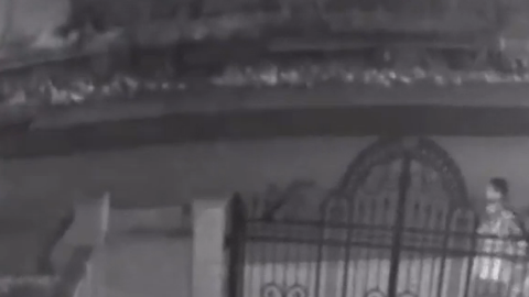 Las autoridades divulgaron otro video de seguridad en el que se ve a un hombre caminando por una calle de Forest Hills en la que se provocó un incendio.