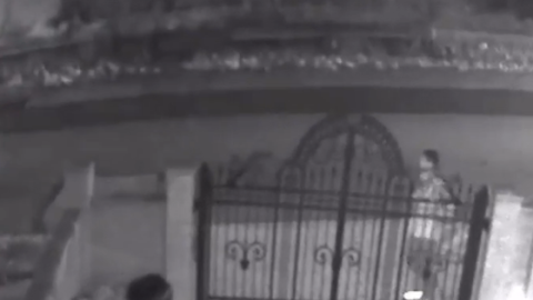 Las autoridades divulgaron otro video de seguridad en el que se ve a un hombre caminando por una calle de Forest Hills en la que se provocó un incendio.