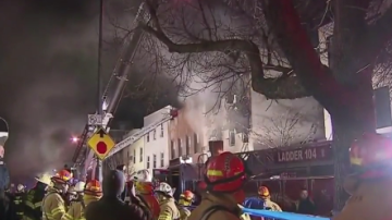 El incendio en Williamsburg, Brooklyn, cobró la vida de una persona y desplazó a 10 residentes.