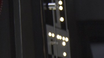 Óscar Isaac (der.) y John Boyega (izq.) en una escena de 'Star Wars. Episode VII. The Force Awakens', que se estrena el jueves por la tarde.