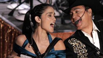 Julieta Venegas y Jorge Hernández de Los Tigres del Norte tienen esperanzas de llevarse otro gramófono a casa el 15 de febrero.