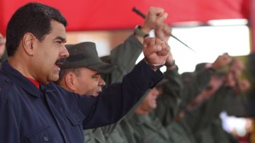 El presidente  Nicolás Maduro, con miembros de las fuerzas armadas.