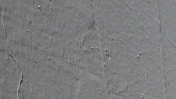 Flores yacen cerca del Inland Regional Center, donde el miércoles fueron asesinadas 14 personas. (Aurelia Ventura/La Opinión)