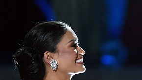 De der., a izq., Miss Filipinas 2015, Pia Alonzo Wurtzbach y Miss Colombia 2015, Ariadna Gutiérrez esperando conocer el nombre de la ganadora de Miss Universo 2015.