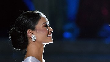De der., a izq., Miss Filipinas 2015, Pia Alonzo Wurtzbach y Miss Colombia 2015, Ariadna Gutiérrez esperando conocer el nombre de la ganadora de Miss Universo 2015.