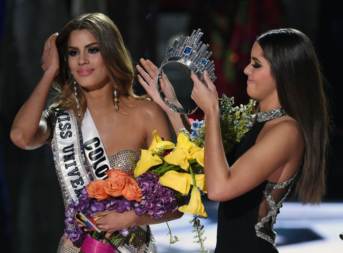 El instante en el que Paulina Vega, Miss Universo 2014, le quita la corona a Ariadna Gutiérrez, Miss Colombia 2015.