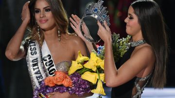 El instante en el que Paulina Vega, Miss Universo 2014, le quita la corona a Ariadna Gutiérrez, Miss Colombia 2015.