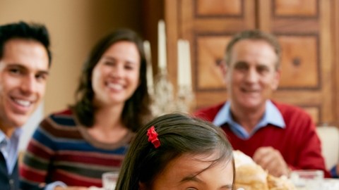 Las fiestas decembrinas se prestan para enseñarle a los niños las normas de los buenos modales.