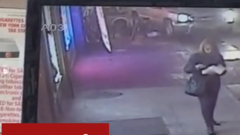 Este video muestra cómo una mujer mordió un pedazo de pizza momentos después de ver el fatal accidente que cobró la vida de una joven de 30 años el pasado domingo.