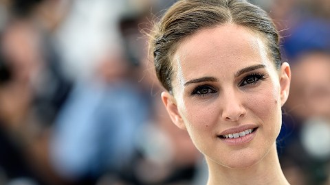 Natalie Portman se une a la lista de actrices que tratan de emular a Jackie Kennedy por trabajo.
