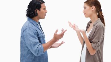 En una conversación de negociación saludable con la pareja hay que hablar con calma, respeto y nunca usar expresiones de insultos o malas palabras.