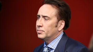 Nicolas Cage devuelve a Mongolia una calavera de dinosaurio robada que compró.