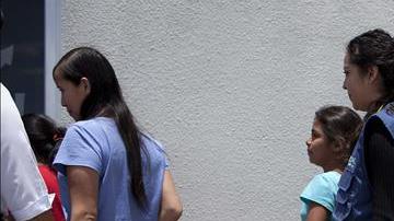 ICE reanuda las deportaciones de familias migrantes.