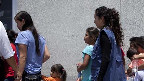 ICE reanuda las deportaciones de familias migrantes.