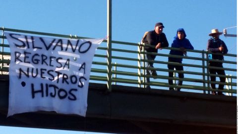 Padres de los normalistas en custodia reclaman la devolución de sus hijos.