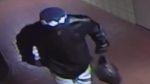 Las autoridades buscan a este hombre por presuntamente haber violado sexualmente a una joven de 20 años en Coney Island.