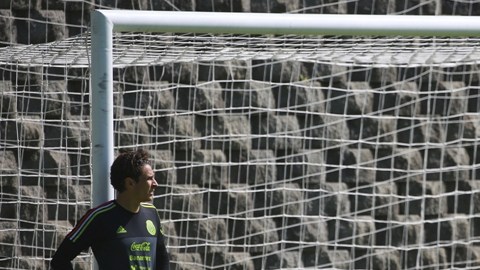 La portería y Guillermo Ochoa. Una relación... "a distancia".