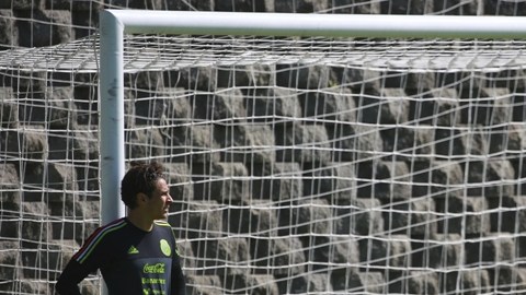 La portería y Guillermo Ochoa. Una relación... "a distancia".