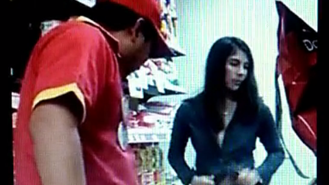 Un video en donde aparece una mujer poniéndose la ropa en una tienda Oxxo de Perú se volvió viral por WhatsApp.