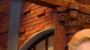 Paquita la del Barrio y Laura Bozzo se abrazan en el talkshow de la presentadora peruana.