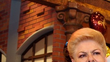 Paquita la del Barrio y Laura Bozzo se abrazan en el talkshow de la presentadora peruana.