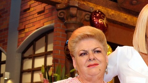 Paquita la del Barrio y Laura Bozzo se abrazan en el talkshow de la presentadora peruana.