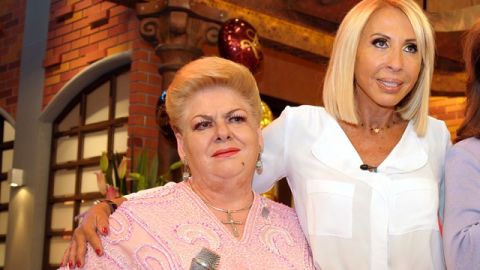 Paquita la del Barrio y Laura Bozzo se abrazan en el talkshow de la presentadora peruana.