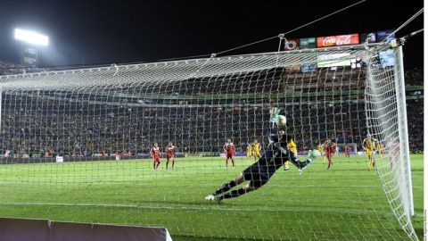 Talavera se queda con el balón en el penalti tirado por Juninho.