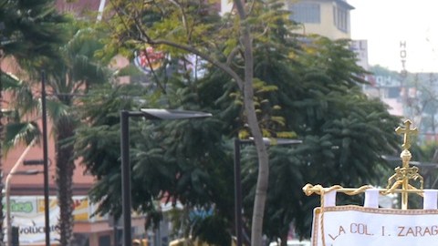 Peregrinos en la puerta principal de la Basílica de Guadalupe.