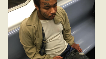 In fraganti una mujer capturó a este hombre que se masturbaba en un tren 2 de Brooklyn.