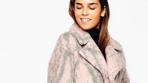 El rosado es un color que va muy bien con el negro, azul, beige, verde, café, gris, naranja y, obviamente, con las gamas de su misma paleta.