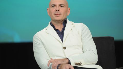 Varios medios aseguran que los candidatos republicano y demócrata "se pelean" por conseguir el apoyo de Pitbull para que apoye sus campañas, como hiciera con Obama en el 2012.