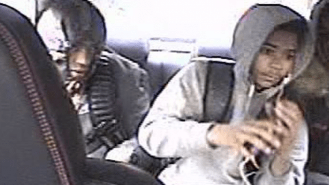 Las autoridades se encuentran en la búsqueda de estos tres individuos que presuntamente le robaron el dinero a un taxista en El Bronx.