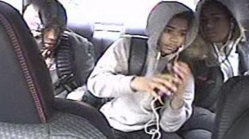 Las autoridades se encuentran en la búsqueda de estos tres individuos que presuntamente le robaron el dinero a un taxista en El Bronx.