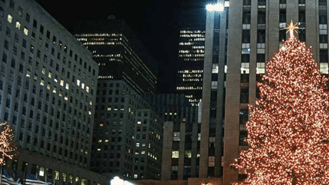 El árbol de Navidad del Rockefeller iluminado con colores de la bandera de Estados Unidos en honor a las víctimas del 11-S en diciembre del 2001.