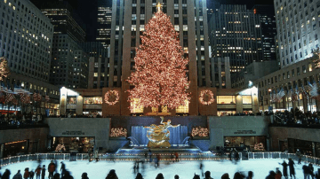 El árbol de Navidad del Rockefeller iluminado con colores de la bandera de Estados Unidos en honor a las víctimas del 11-S en diciembre del 2001.