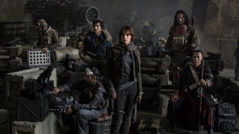 El reparto completo de 'Rogue One', con Diego Luna, detrás, a la derecha de la actriz Felicity Jones.