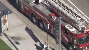 Paramédicos y bomberos atienden a heridos en tiroteo de San Bernardino.