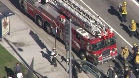 Paramédicos y bomberos atienden a heridos en tiroteo de San Bernardino.