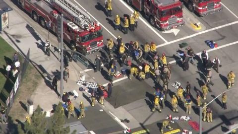 Paramédicos y bomberos atienden a heridos en tiroteo de San Bernardino.